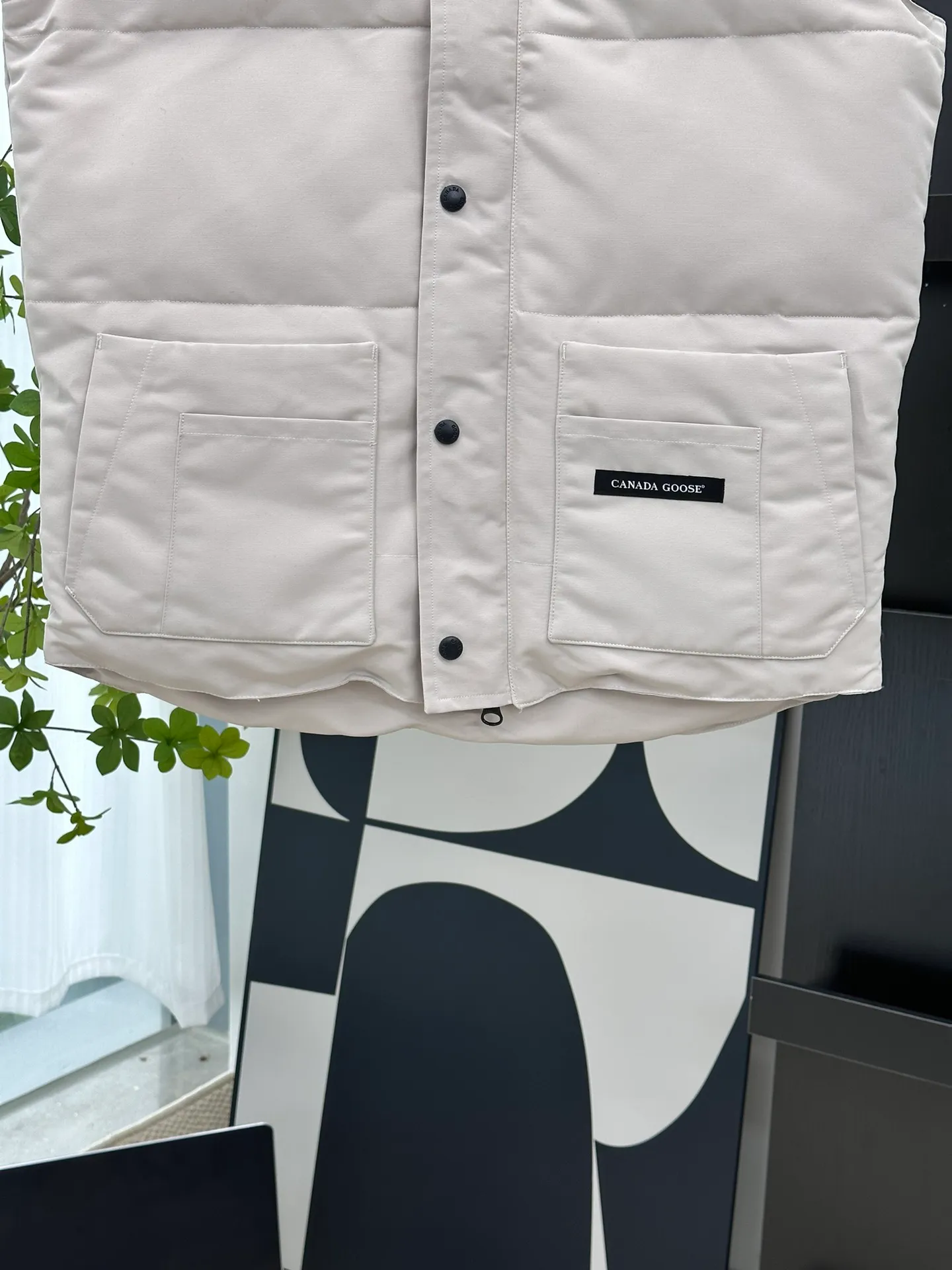 P380 [𝗖𝗮𝗻𝗮𝗱𝗲 𝗚𝗼𝗼𝘀𝗲] Canada Goose Couple Vest for Men and Women. 1⃣️Imported Behringer embroidery machine customized 10,000-needle embroidery logo 2⃣️Imported 18-count polyester-cotton blended original fabric 3⃣️Authentic official website synchronized with the new national standard 80% white duck down 4⃣️100% nylon nylon lining with double double-layer sealing design 5⃣️Yoshida YKK customers provide original factory customized electroplating sliders 6⃣️All auxiliary materials and hardware are disassembled and customized! 1:1 restore the official website Color: off-white, leather pink, bright red, sapphire blue, navy blue, black 𝗦𝗜𝗭𝗘:𝗫𝗦-𝗫𝗫𝗟